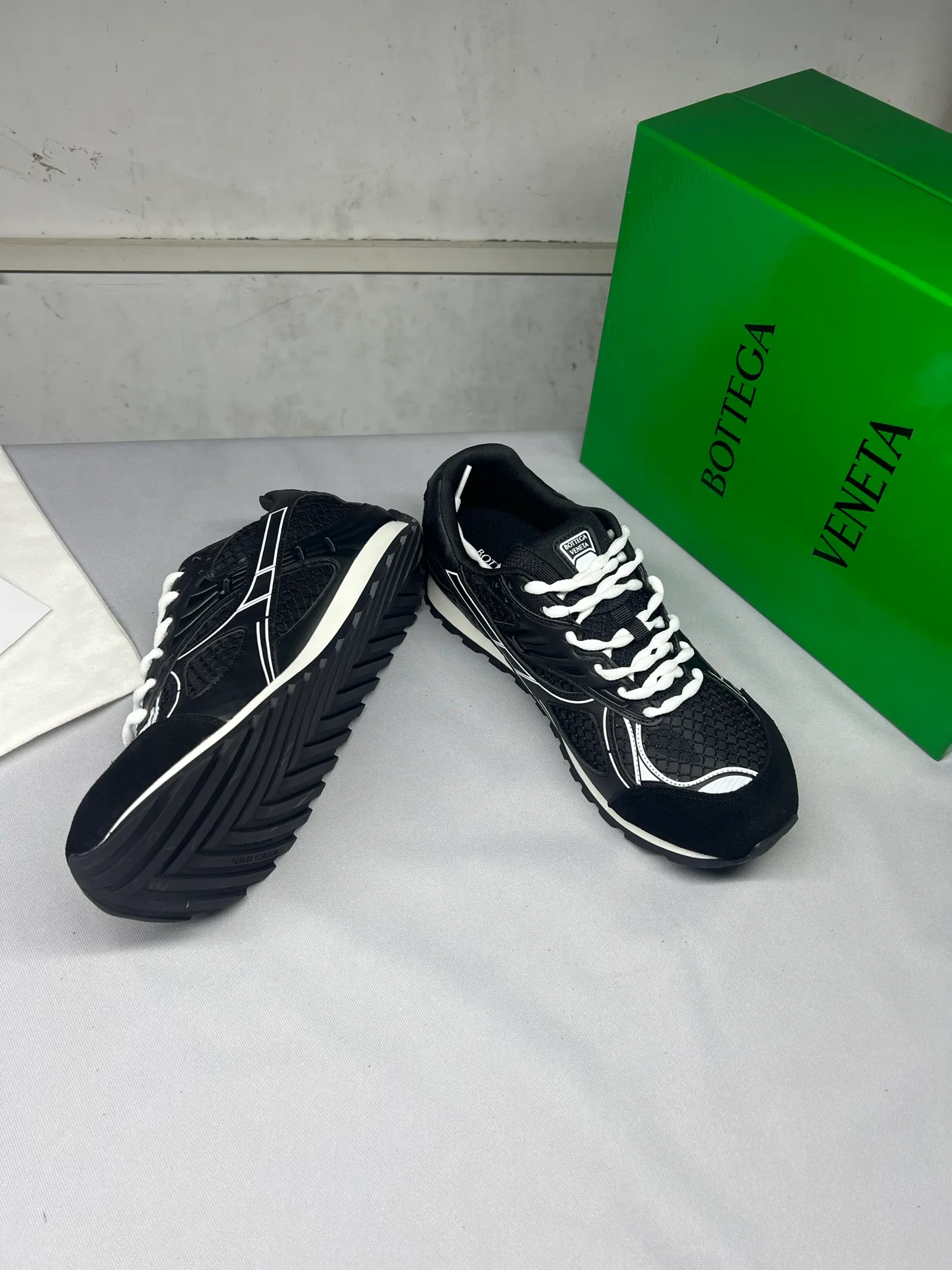 👟👟Ex-factory price 600👟👟 Male +10 Real photos of bright black 🔥🔥BV Orbit sneakers Wang Yibo's same style couple's dad shoes Runner sneakers, made of lightweight technical mesh fabric. Matched with geometric pattern designed rubber outsole, men's and women's king series, high version. Look for the package technology. It is actually much taller, but the legs are still slim. Very nice, playable and durable. Matched to the standard💯 package shoe technology. Look for the high version. The outsole is made of color-blocked TPU outsole. Women's model 35 36 37 38 39 40 41 42 (40 41 42 customized) Men's model 39 40 41 42 43 44 45 46 47 (45 46 47 code customization) (Customer logo can be accepted without refund and exchange price is excellent) Equipped with original packaging